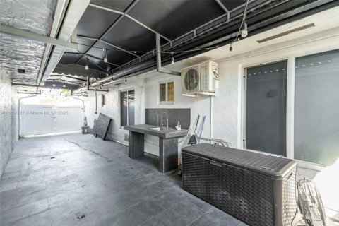 House in Hialeah Gardens, Florida 3 bedrooms, 128.02 sq.m. № 1953829 - photo 30