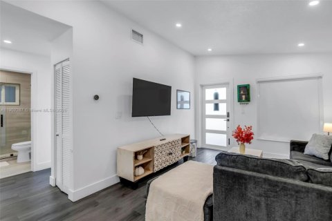 House in Hialeah Gardens, Florida 3 bedrooms, 128.02 sq.m. № 1953829 - photo 5