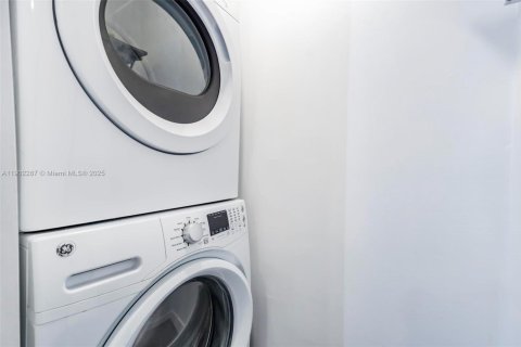 House in Hialeah Gardens, Florida 3 bedrooms, 128.02 sq.m. № 1953829 - photo 27