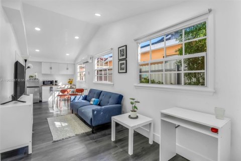 House in Hialeah Gardens, Florida 3 bedrooms, 128.02 sq.m. № 1953829 - photo 18