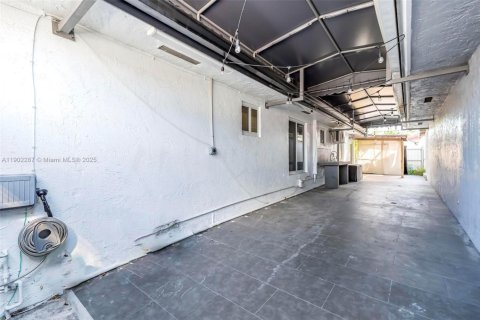 House in Hialeah Gardens, Florida 3 bedrooms, 128.02 sq.m. № 1953829 - photo 28