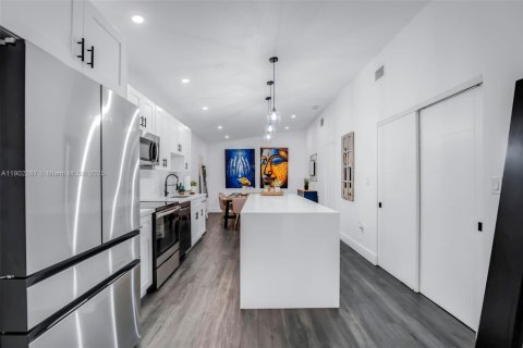 House in Hialeah Gardens, Florida 3 bedrooms, 128.02 sq.m. № 1953829 - photo 8