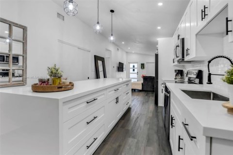 House in Hialeah Gardens, Florida 3 bedrooms, 128.02 sq.m. № 1953829 - photo 11