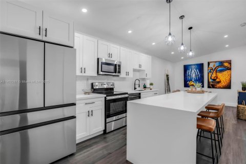 House in Hialeah Gardens, Florida 3 bedrooms, 128.02 sq.m. № 1953829 - photo 9