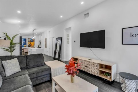 House in Hialeah Gardens, Florida 3 bedrooms, 128.02 sq.m. № 1953829 - photo 3