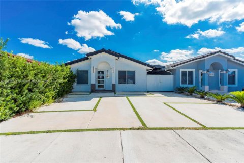 House in Hialeah Gardens, Florida 3 bedrooms, 128.02 sq.m. № 1953829 - photo 1