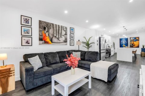 House in Hialeah Gardens, Florida 3 bedrooms, 128.02 sq.m. № 1953829 - photo 2