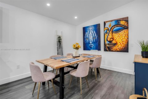 House in Hialeah Gardens, Florida 3 bedrooms, 128.02 sq.m. № 1953829 - photo 12