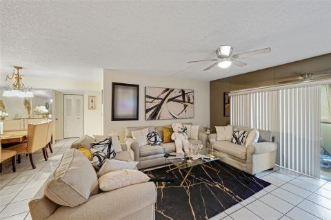Condo in Coral Springs, Florida, 2 bedrooms  № 2086555 - photo 4