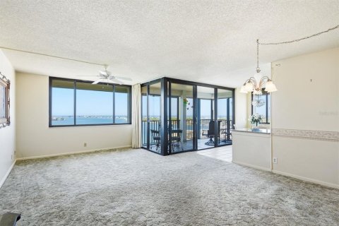 Condo in Saint Petersburg, Florida, 2 bedrooms № 2129256 - photo 25