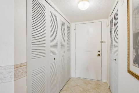 Condo in Saint Petersburg, Florida, 2 bedrooms № 2129256 - photo 8