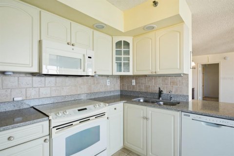 Condo in Saint Petersburg, Florida, 2 bedrooms № 2129256 - photo 13