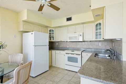 Condo in Saint Petersburg, Florida, 2 bedrooms № 2129256 - photo 12