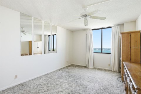 Condo in Saint Petersburg, Florida, 2 bedrooms № 2129256 - photo 18