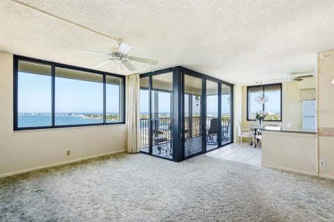 Condo in Saint Petersburg, Florida, 2 bedrooms № 2129256 - photo 9