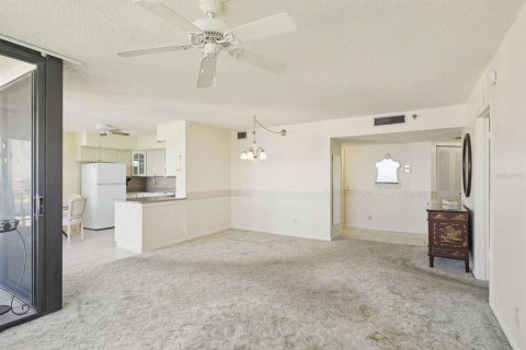 Condo in Saint Petersburg, Florida, 2 bedrooms № 2129256 - photo 16