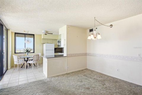 Condo in Saint Petersburg, Florida, 2 bedrooms № 2129256 - photo 11