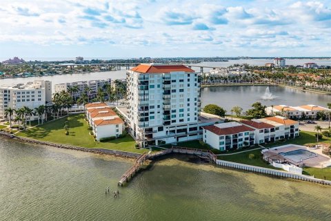 Condo in Saint Petersburg, Florida, 2 bedrooms  № 2129256