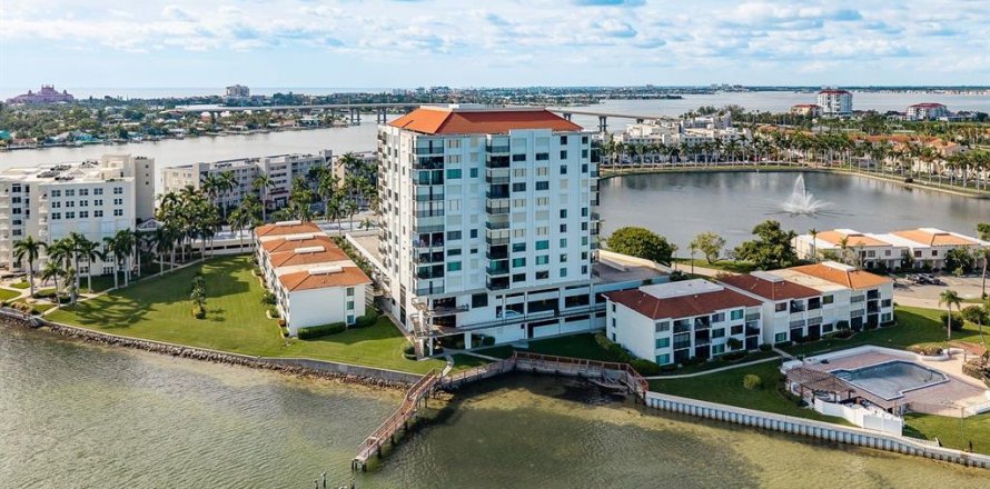 Condo in Saint Petersburg, Florida, 2 bedrooms № 2129256