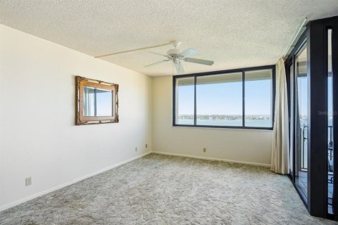 Condo in Saint Petersburg, Florida, 2 bedrooms № 2129256 - photo 10