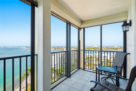 Condo in Saint Petersburg, Florida, 2 bedrooms № 2129256 - photo 6