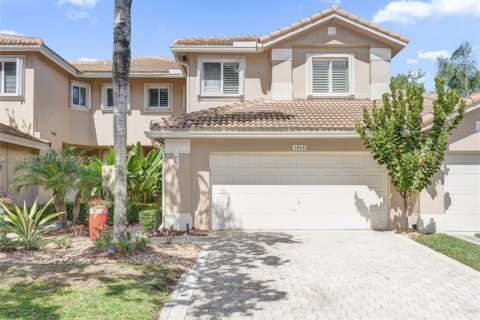 House in Pembroke Pines, Florida 3 bedrooms, 157.47 sq.m. № 2066859
