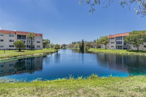 Condo in Sunrise, Florida, 1 bedroom  № 2086338 - photo 12