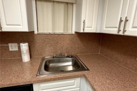 Copropriété à louer à Doral, Floride: 1 chambre, 75.25 m2 № 2023832 - photo 8