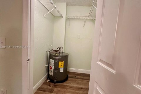 Copropriété à louer à Doral, Floride: 1 chambre, 75.25 m2 № 2023832 - photo 4