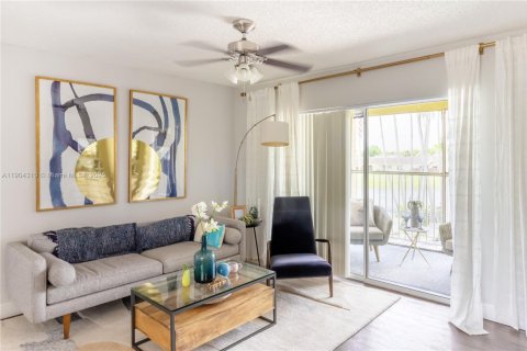 Apartamento en alquiler en Miami Lakes, Florida, 2 dormitorios, 97.55 m2 № 1954892 - foto 1