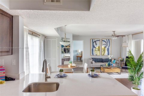 Apartamento en alquiler en Miami Lakes, Florida, 2 dormitorios, 97.55 m2 № 1954892 - foto 15