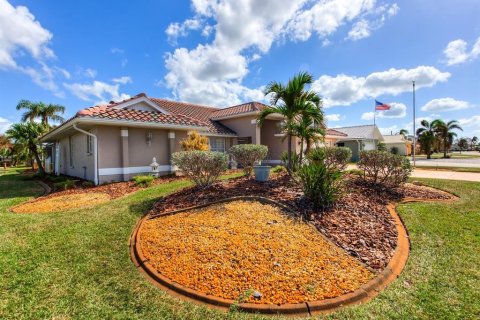 House in Englewood, Florida 4 bedrooms, 215.63 sq.m. № 2424381 - photo 4