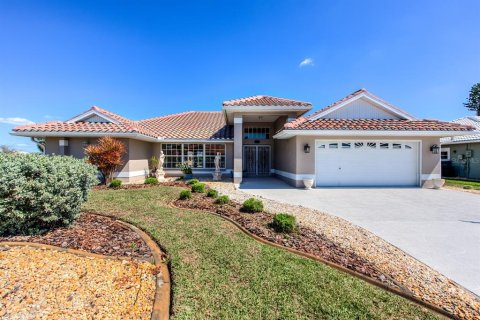 House in Englewood, Florida 4 bedrooms, 215.63 sq.m. № 2424381 - photo 2