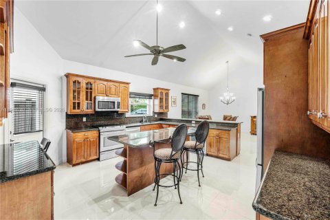 Купить виллу или дом в Уэст-Палм-Бич, Флорида 3 спальни, 235.32м2, № 2055593 - фото 10