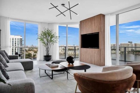 Condominio en venta en North Miami Beach, Florida, 3 dormitorios, 206.71 m2 № 2244351 - foto 3