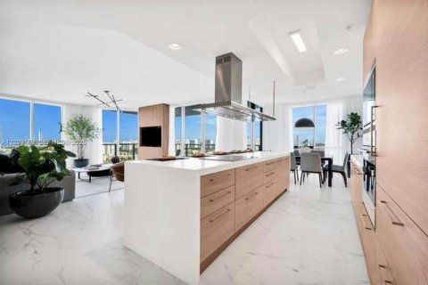Condominio en North Miami Beach, Florida, 3 dormitorios  № 2244351