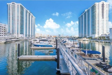 Condominio en venta en North Miami Beach, Florida, 3 dormitorios, 206.71 m2 № 2244351 - foto 21
