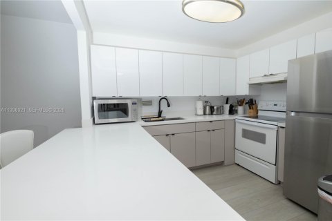 Condo in Miami Beach, Florida  № 2254052 - photo 5