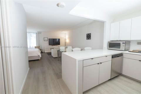 Condo in Miami Beach, Florida  № 2254052 - photo 3
