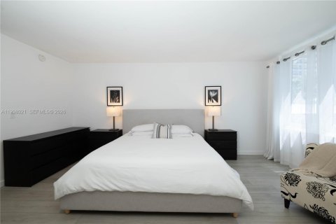 Condo in Miami Beach, Florida  № 2254052 - photo 11