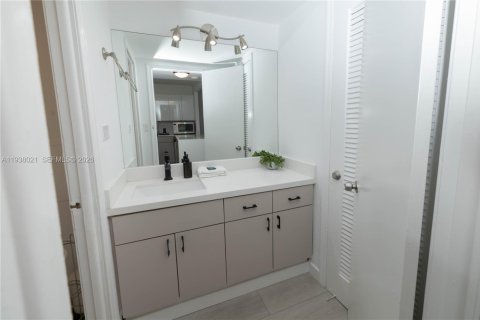 Condo in Miami Beach, Florida  № 2254052 - photo 10