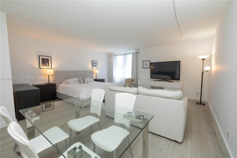 Condo in Miami Beach, Florida  № 2254052 - photo 13