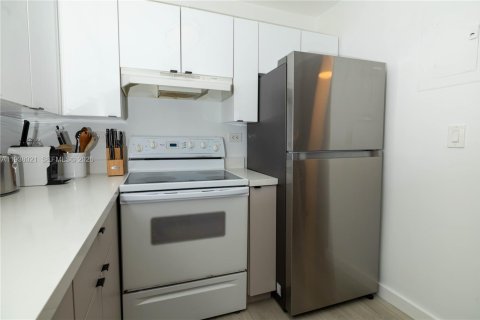 Condo in Miami Beach, Florida  № 2254052 - photo 9