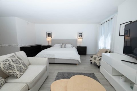 Condo in Miami Beach, Florida  № 2254052 - photo 2