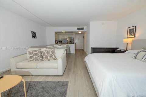 Condo in Miami Beach, Florida  № 2254052 - photo 8