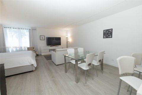 Condo in Miami Beach, Florida  № 2254052 - photo 6