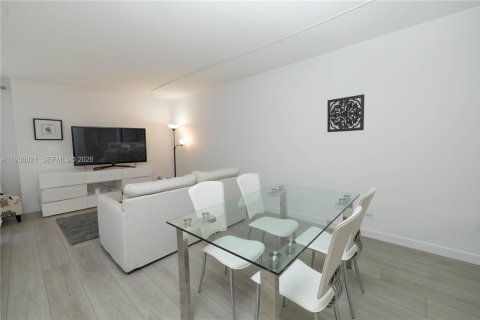 Condo in Miami Beach, Florida  № 2254052 - photo 15