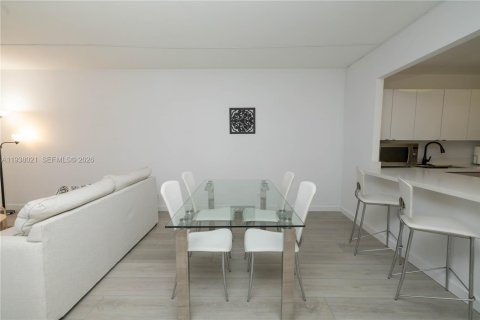 Condo in Miami Beach, Florida  № 2254052 - photo 7