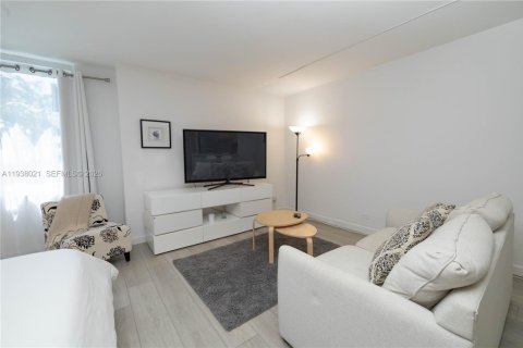 Condo in Miami Beach, Florida  № 2254052 - photo 12