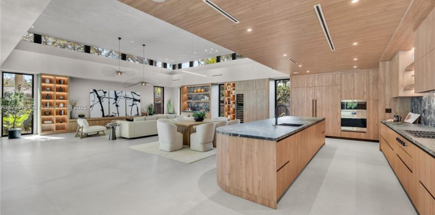 House in Biscayne Park, Florida 6 bedrooms, 451.6 sq.m. № 1728060